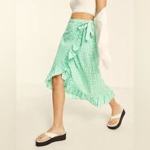 Vero Moda wrap front midi skirt in light blue floral-Green S